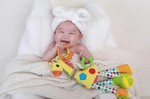 三门峡宝宝咬手指甲